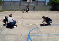 Os estudantes da ETEC realizam pintura da quadra esportiva.